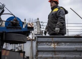 Тотальный блэкаут: целая область Украины осталась без света, поезда стоят после атак РФ