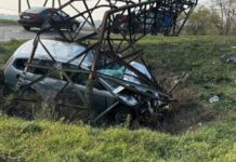 Водій розгромив авто і електроопору: під Дніпром сталася ДТП