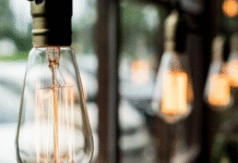 Світло під графік: у Дніпрі ДТЕК та ЦЕК обмежують електропостачання