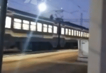 Іскри та швидкість: у Дніпрі підлітки ледь не загинули на потязі