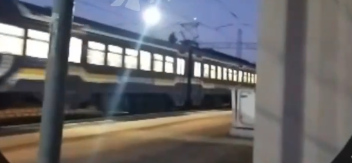 Іскри та швидкість: у Дніпрі підлітки ледь не загинули на потязі
