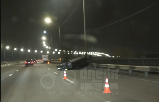 На мосту перевернулося авто: у Дніпрі значно ускладнено рух