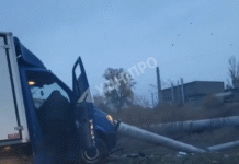 Організовано реверсний рух: у Дніпрі третя автівка збила електроопору