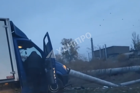 Організовано реверсний рух: у Дніпрі третя автівка збила електроопору