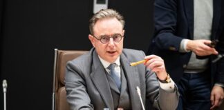 Премьер Бельгии Барт де Вевер считает, что Россия не проигрывает войну в Украине, а передачу замороженных активов Киеву называет «кражей».