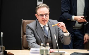 Премьер Бельгии Барт де Вевер считает, что Россия не проигрывает войну в Украине, а передачу замороженных активов Киеву называет «кражей».