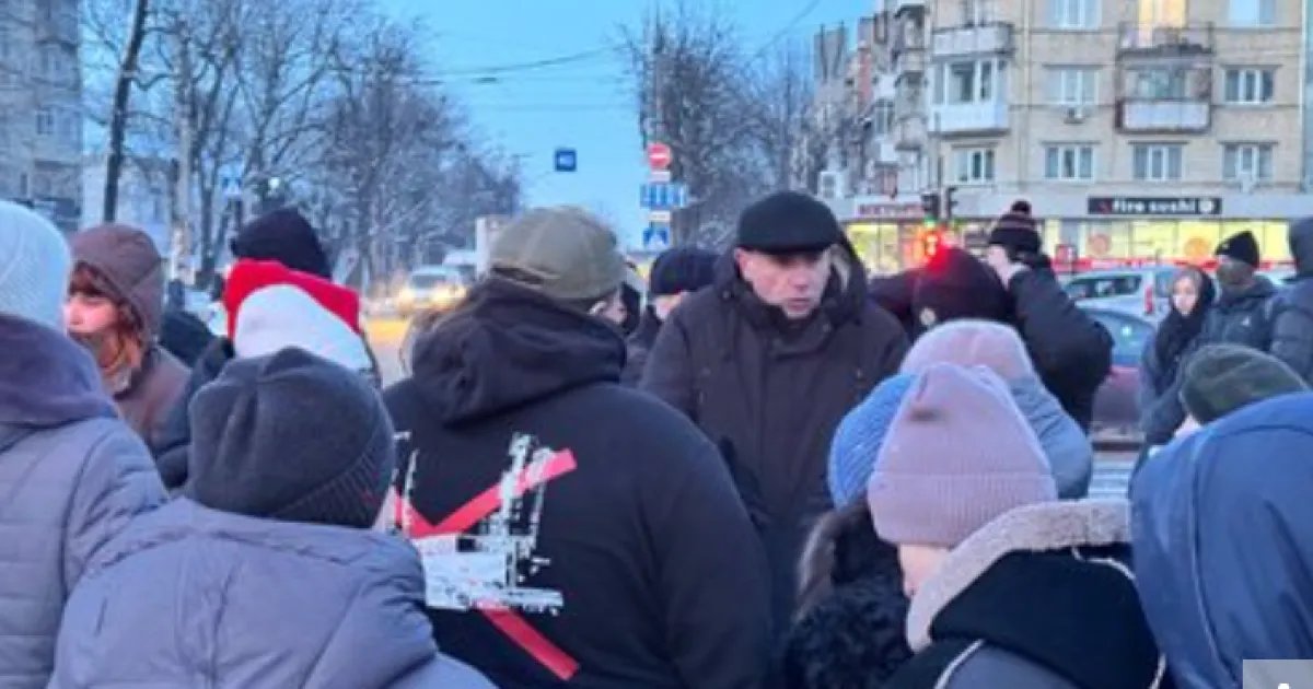 В Хмельницком митинговали из-за отключения электроэнергии: протест едва не закончился стрельбой и взрывом