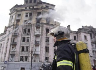 Энергетики ночью начали возвращать тепло в дома киевлян, пострадавших от обстрелов