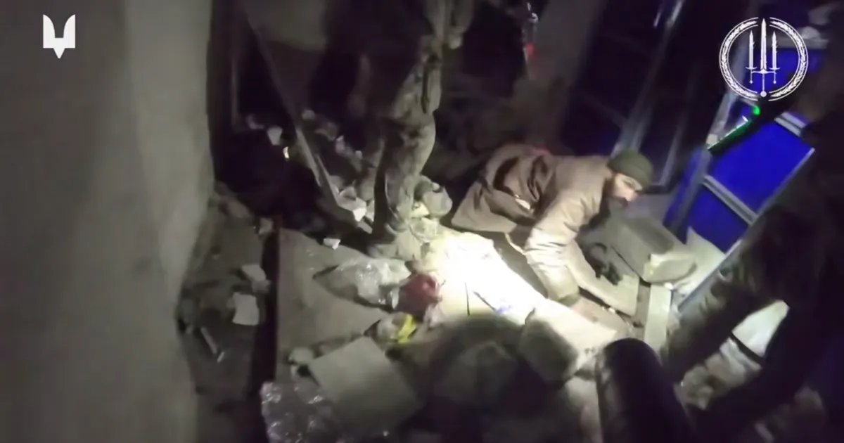 Сходили в АТБ за обменным фондом: в Купянске в разрушенном супермаркете пленили россиян. ВИДЕО