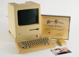 Более $500 тыс.: на аукционе к 50-летию Apple продают первую плату и первый чек компании