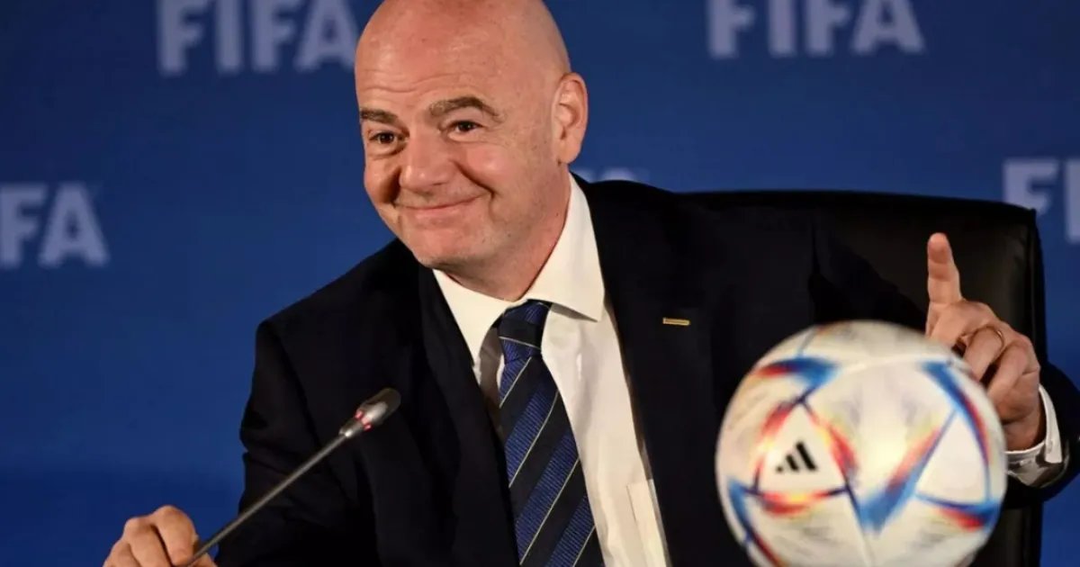 Друг Кремля во главе ФИФА требует вернуть российских футболистов в большой спорт