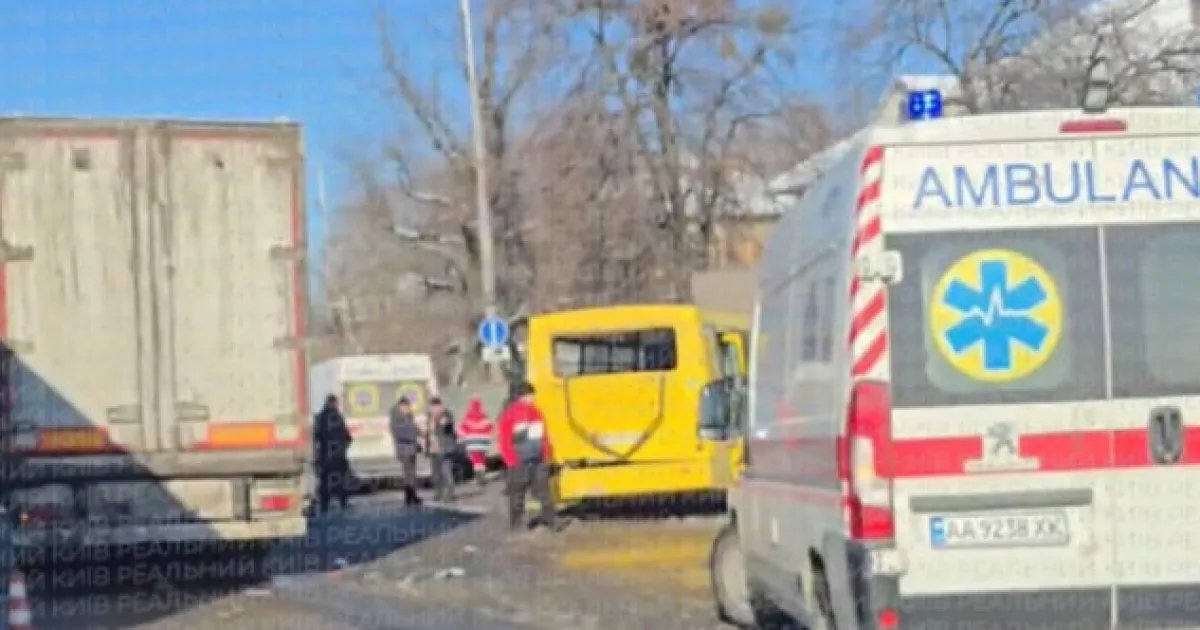 Маршрутка врезалась в фуру в Киеве: что с людьми? ВИДЕО