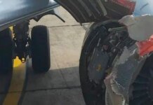 Во время полета над Нигерией у пассажирского самолета Boeing 737-700 взорвался двигатель