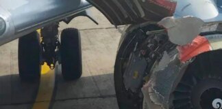 Во время полета над Нигерией у пассажирского самолета Boeing 737-700 взорвался двигатель