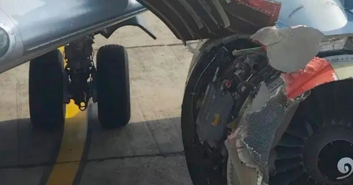 Во время полета над Нигерией у пассажирского самолета Boeing 737-700 взорвался двигатель