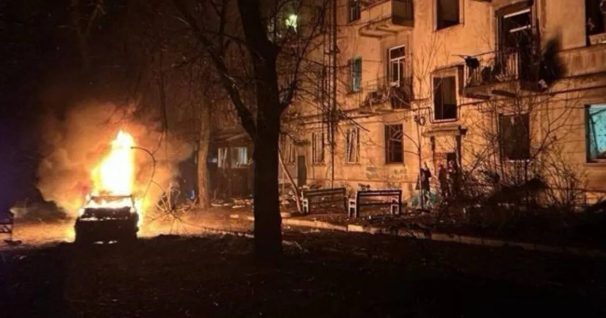 Горят «Эпицентр» и автомобили, повреждены дома и инфраструктура: что известно об атаке на Запорожье
