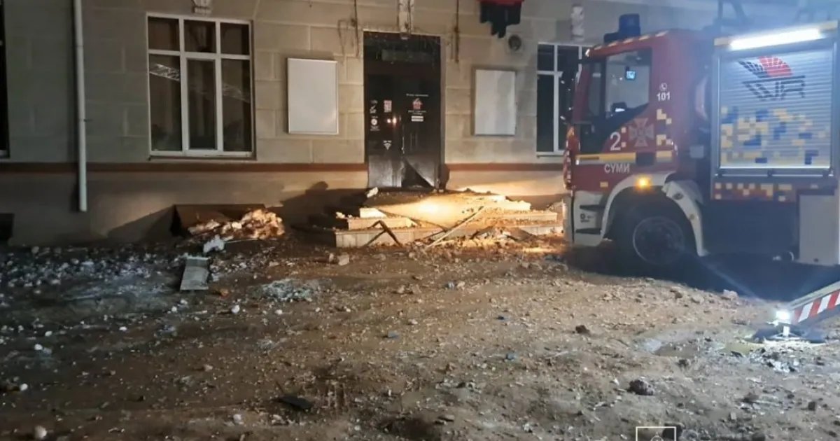 РФ во второй раз атаковала центр Сум во время работ спасателей