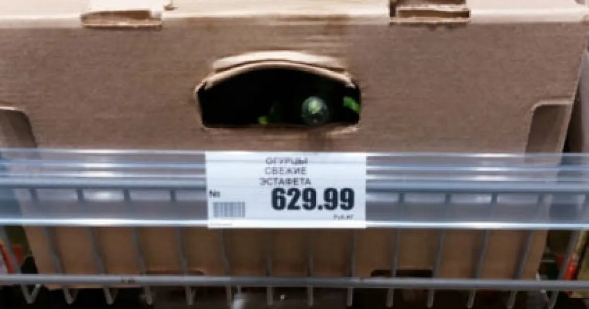 В России из-за подорожания огурцов их начали надкусывать прямо в магазинах