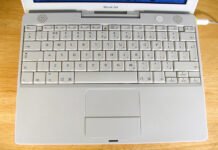 Пользователь подключил 21-летний iBook к Wi-Fi и без проблем загрузил обновления с серверов Apple