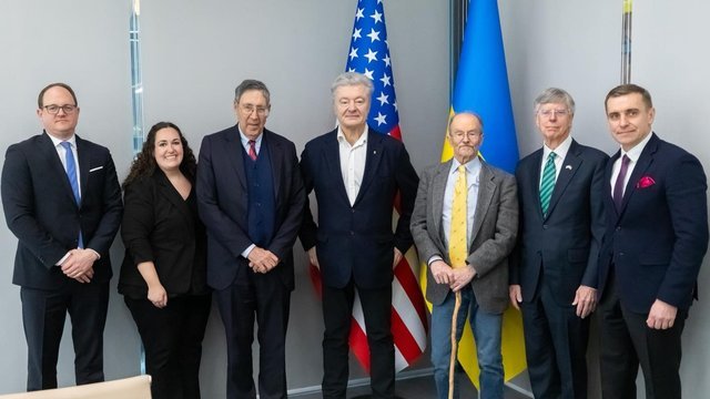 Порошенко обсудил с американскими дипломатами давление на РФ и двухпартийную поддержку Украины