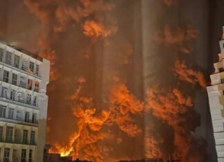 Израиль нанес массированный удар по нефтяным объектам Тегерана: город накрыл черный дождь. ВИДЕО