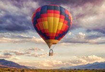 Смертельный полет над городом: в Польше аэростат влетел в многоэтажку. ВИДЕО