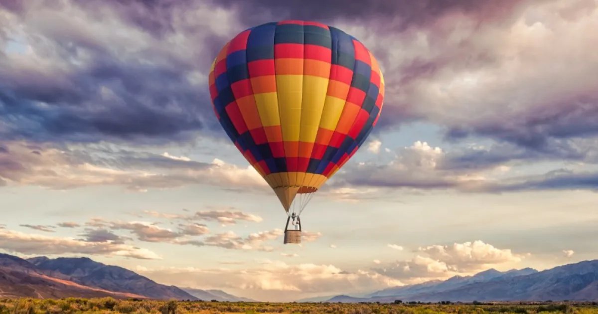 Смертельный полет над городом: в Польше аэростат влетел в многоэтажку. ВИДЕО