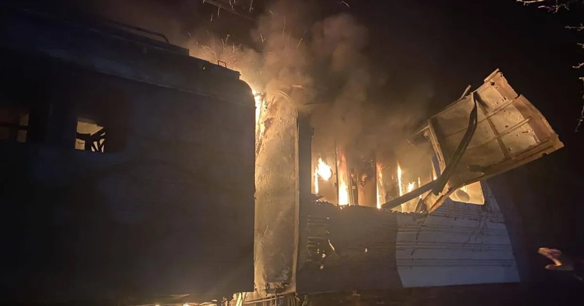 Оккупанты обстреляли пригородный поезд в Харьковской области, есть раненые