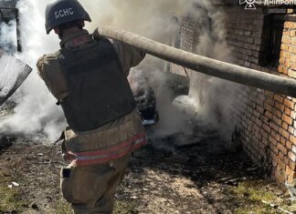 Российские обстрелы в Днепропетровской области: ранены 9 человек, горят дома и автомобили
