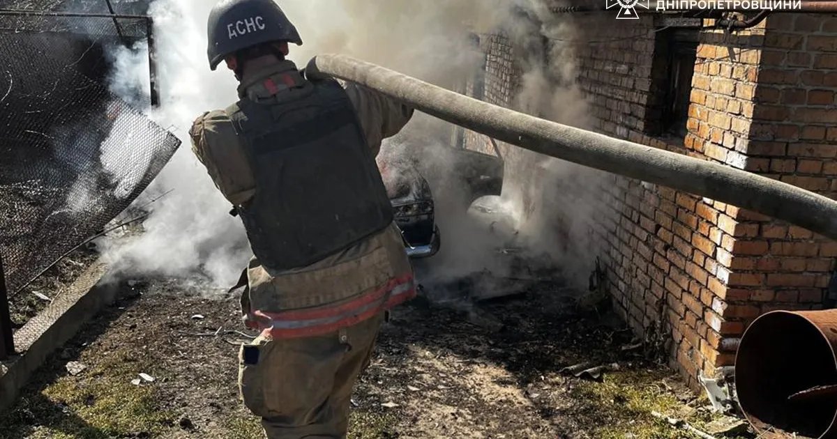 Российские обстрелы в Днепропетровской области: ранены 9 человек, горят дома и автомобили