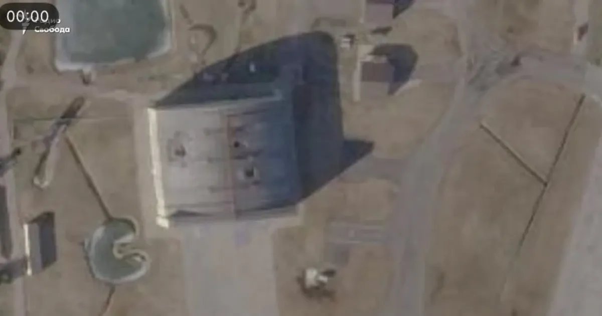 Спутниковые снимки подтвердили поражение авиаремонтного завода в Новгородской области РФ