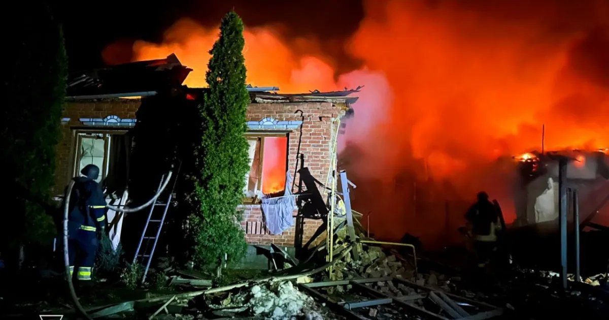 Ужас в Харьковской области: в результате удара российского беспилотника по жилому району загорелись дома, есть раненые. ФОТО