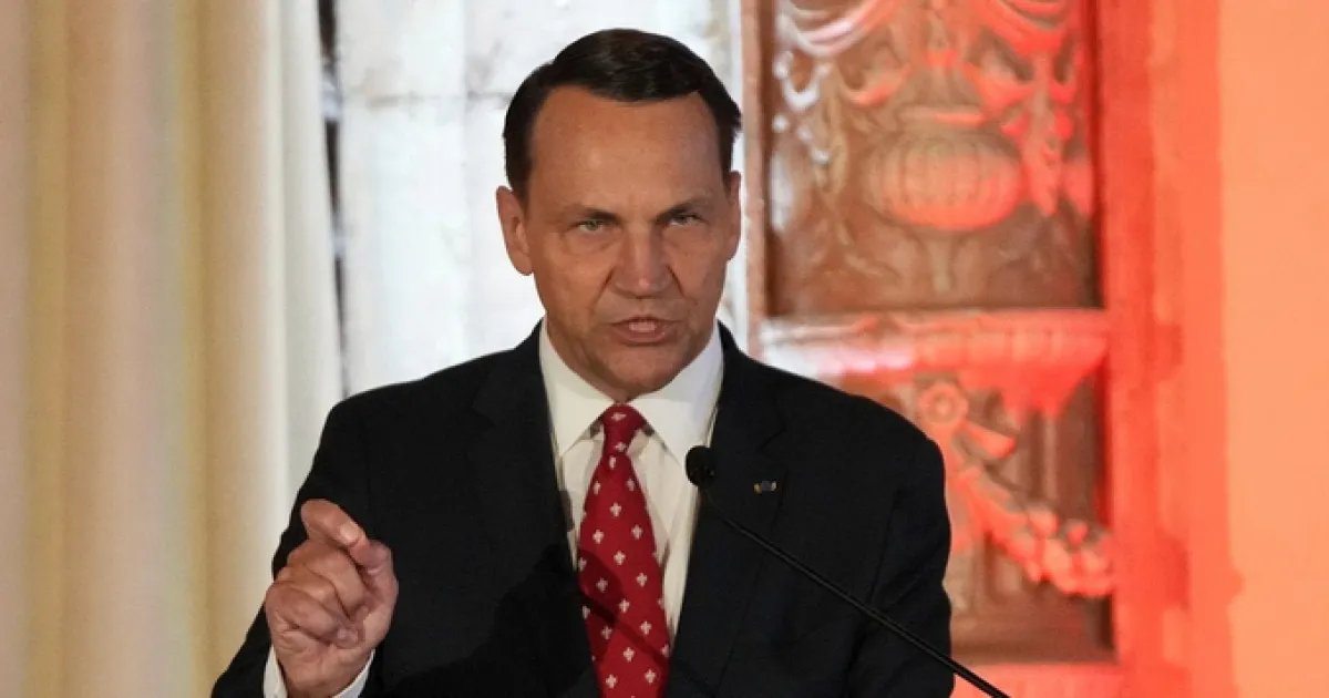 Сикорский указал на ключевую разницу Украины и России