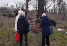 Память в яме: мариупольцы помянули убитых соседей там, где оккупанты стерли их жизни. ВИДЕО