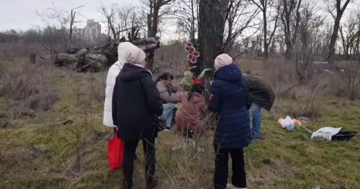 Память в яме: мариупольцы помянули убитых соседей там, где оккупанты стерли их жизни. ВИДЕО