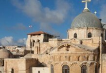 Впервые за столетие церковных лидеров Израиль не пустил в храм Гроба Господня: что происходит