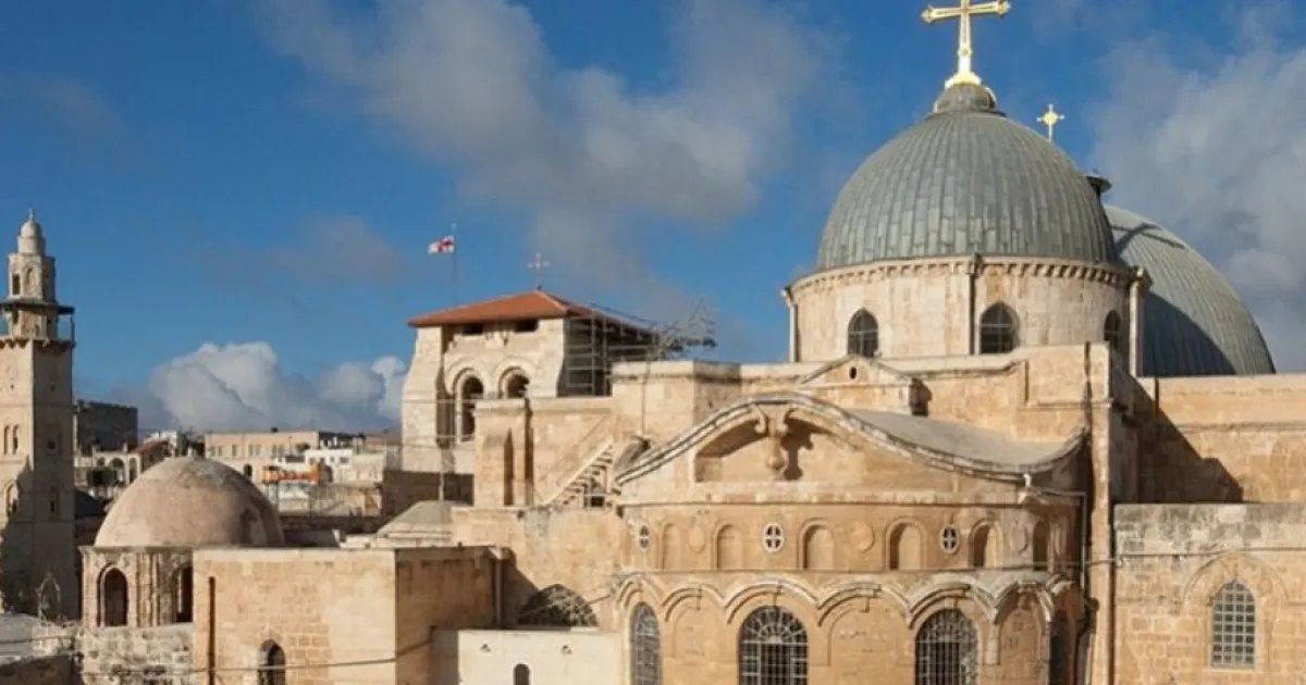 Впервые за столетие церковных лидеров Израиль не пустил в храм Гроба Господня: что происходит