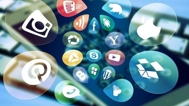 Только 7% украинцев не пользуются соцсетями, большинство пользуется телеграм-каналами — опрос Socis