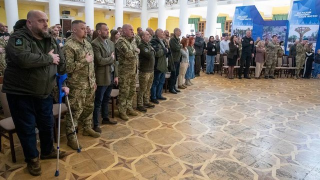 Кличко ко Дню добровольца вручил киевлянам-военным медали и рассказал, как Киев помогает ВСУ