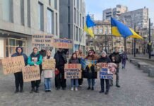У Дніпрі в центрі міста активісти провели хвилину мовчання