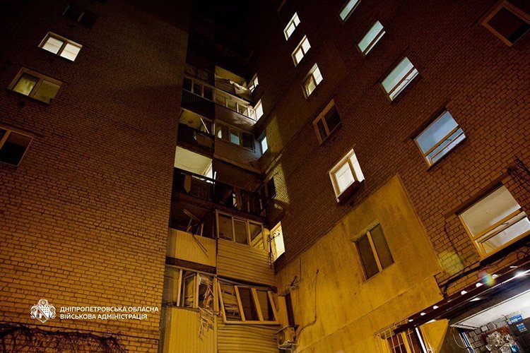 У Дніпрі російський БПЛА пошкодив житловий будинок, поранені 10 людей