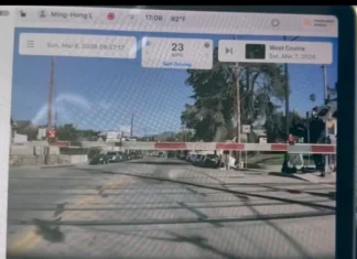 Tesla на «автопилоте» FSD протаранила шлагбаум железнодорожного переезда