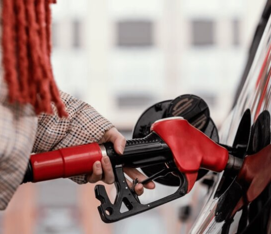 Бензин на АЗС по 100 гривен: водителям сказали, ударит ли война в Иране по кошельку