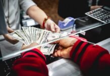 В феврале валютные депозиты украинцев увеличились до самого высокого уровня за почти 10 лет, в то же время объем наличной гривны на руках достиг беспрецедентных ₴868,8 млрд.