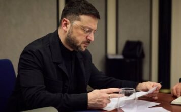 Зеленский подписал законы о борьбе с коррупцией, безвиз для волонтеров и доступ к правосудию в 28 странах