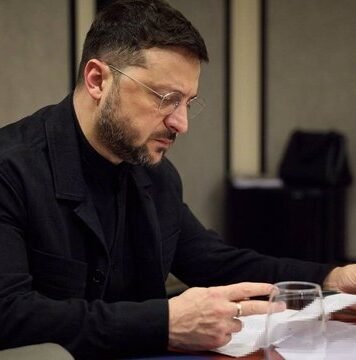 Зеленский подписал законы о борьбе с коррупцией, безвиз для волонтеров и доступ к правосудию в 28 странах