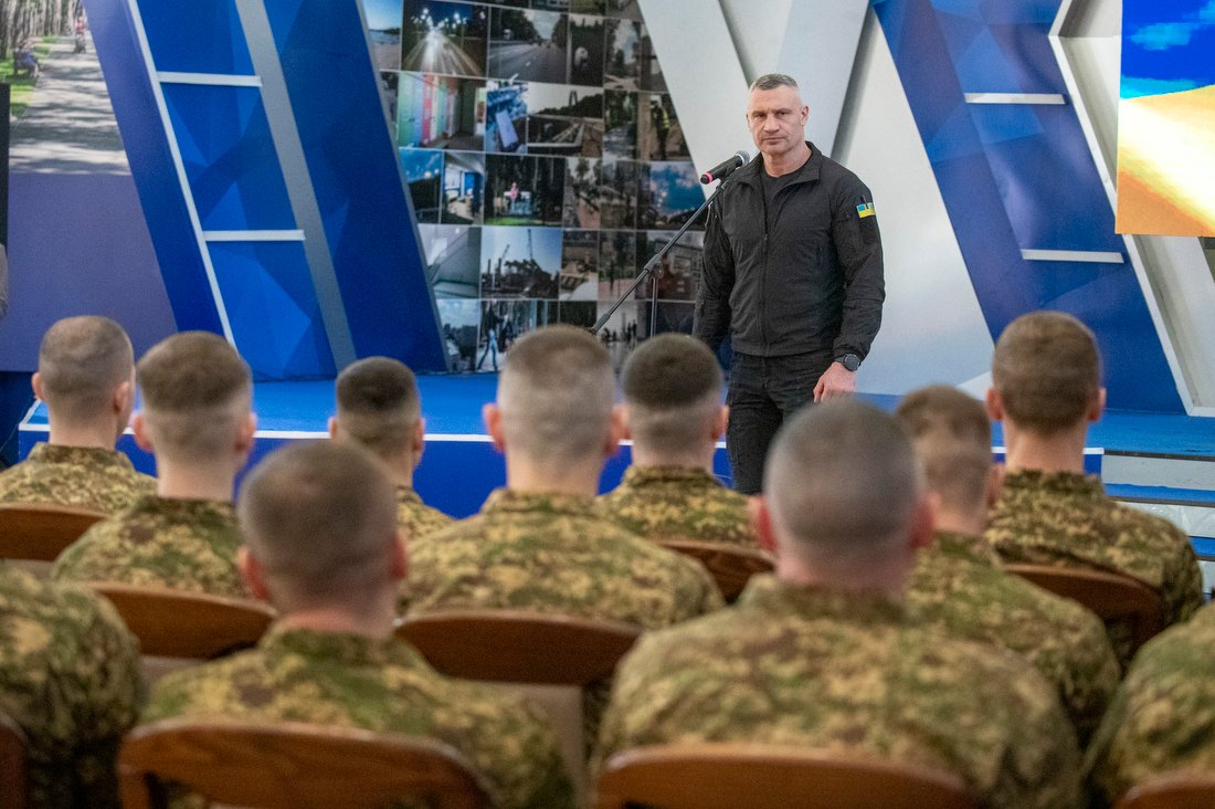 Кличко вручил знаки отличия от столицы бойцам Нацгвардии ко Дню НГУ