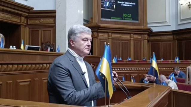 Порошенко в Раде заявил о кризисе государственного управления и призвал голосовать за евроинтеграционные законопроекты