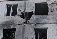 Россияне обстреляли многоэтажный дом в Херсоне: ранены три человека