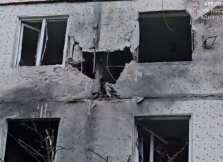 Россияне обстреляли многоэтажный дом в Херсоне: ранены три человека